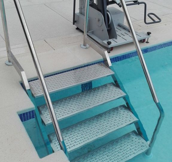 escaleras-de-piscinas-para-personas-mayores-consejos-para-comprar-tu-piscina-on-line