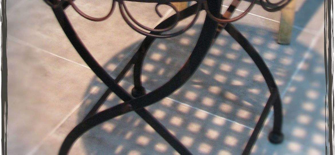 mesas-de-hierro-para-jardin-trucos-para-instalar-la-mesa