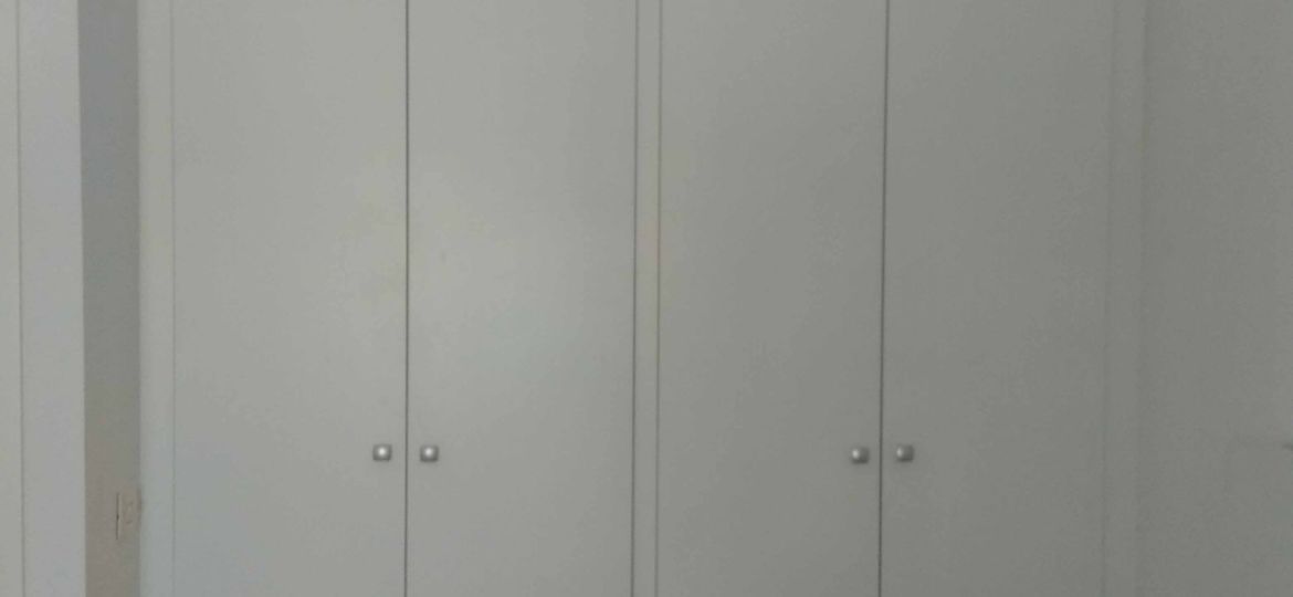 armarios-con-puertas-abatibles-consejos-para-montar-el-armario